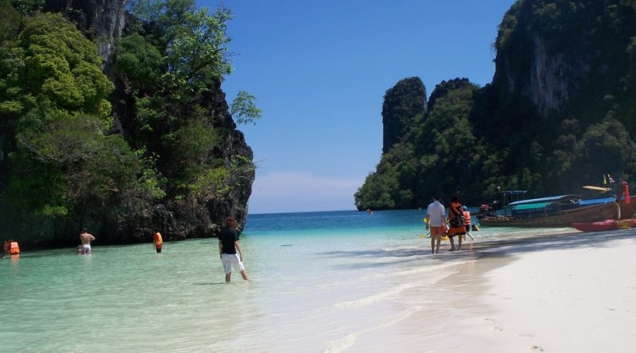 1483687075-james-bond-island-by-speed-boat-5